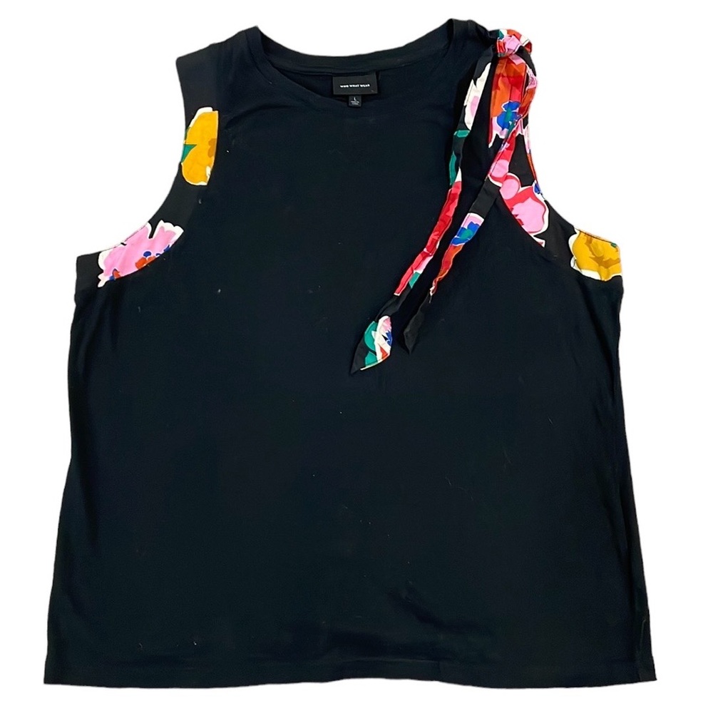 Sleeveless t-shirt in black with floral details.